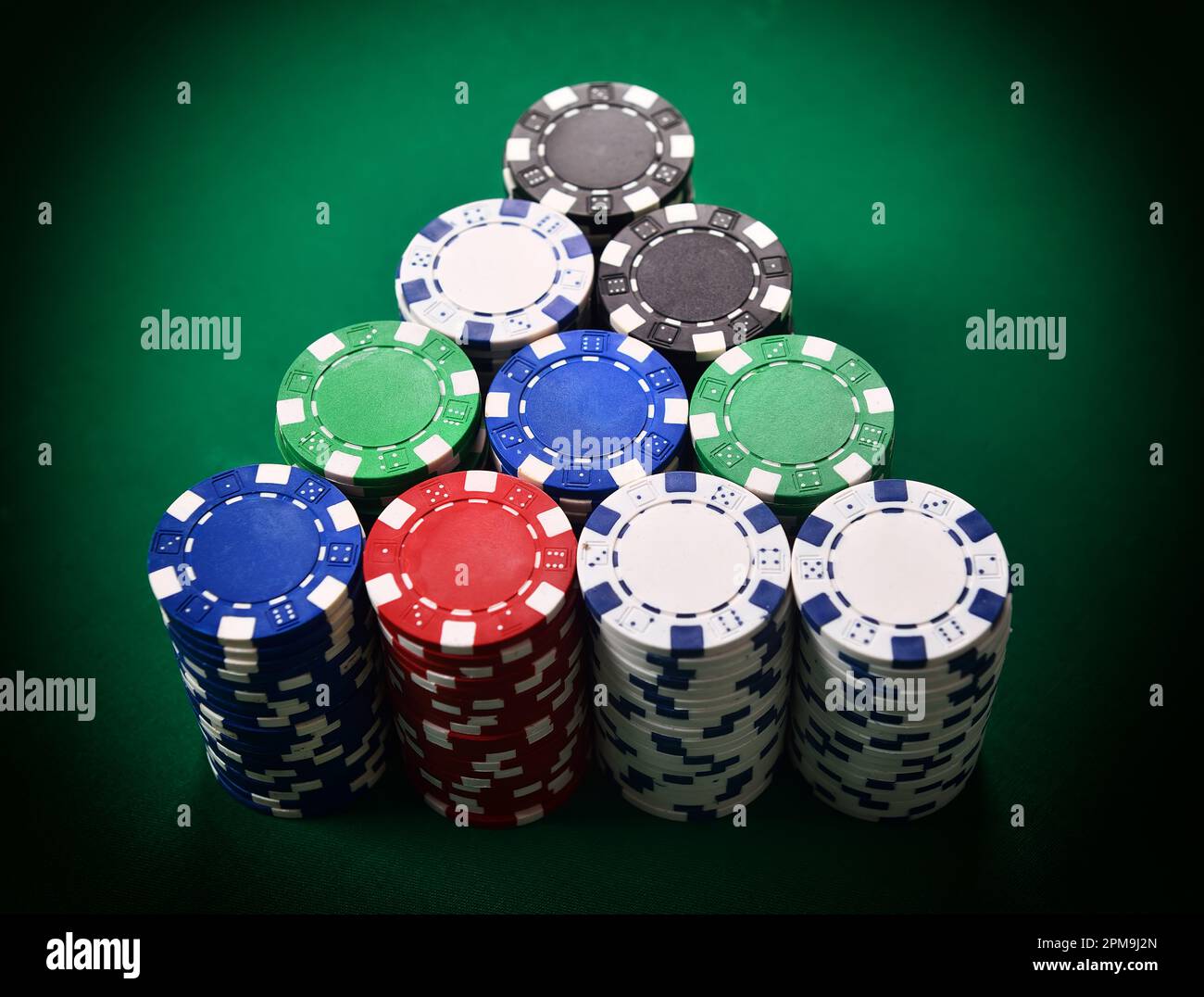 Pile de jetons de poker sur table verte Banque D'Images