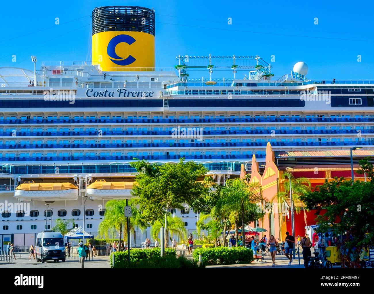 Rio de Janeiro, Brésil - 4 avril 2023: Terminal de croisière. Le bateau de croisière Costa Firenze est amarré dans le port. Banque D'Images