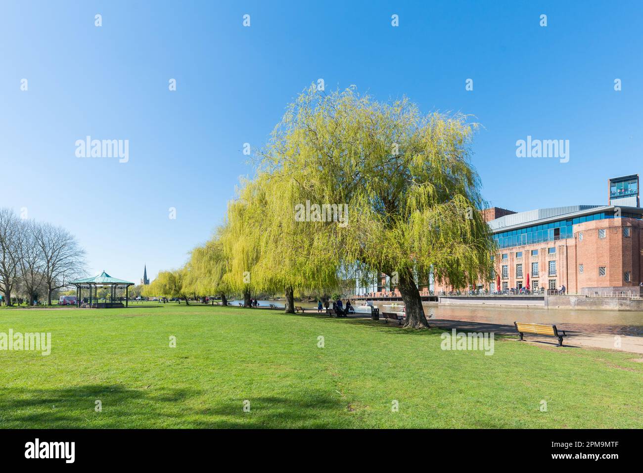 Le Royal Shakespeare Theatre est situé sur les rives de la rivière Avon, à Stratford-upon-Avon, dans le Warwickshire, en Angleterre Banque D'Images