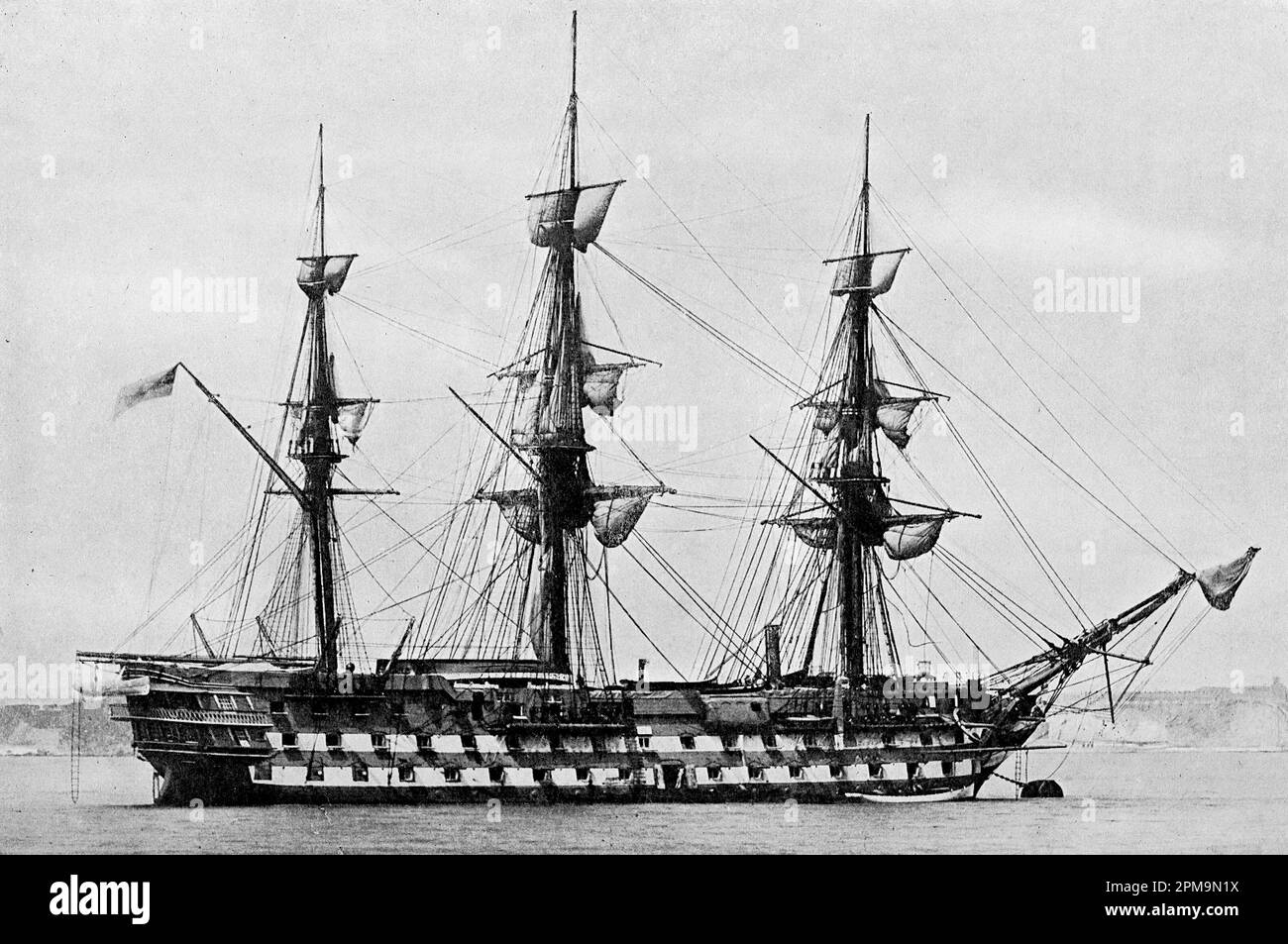 HMS London, navire à vis transformé en bois à deux étages de la ligne. Depuis : la flotte de combat britannique, sa création et sa croissance au cours des siècles jusqu'à aujourd'hui. Volume 1, par Fred T. Jane, publié par Library Press Limited, Londres. 1915. Il s'agissait du huitième navire de la Marine royale à porter le nom de Londres. Elle est entrée en service en 1840 avec 92 canons. En 1858, elle a été convertie en navire de propulsion à vis à canon 72, comme illustré. Par la suite, elle est devenue un navire de guerre du port en 1874 avant d'être vendue dix ans plus tard. Banque D'Images