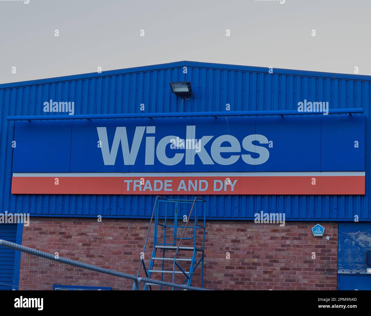 Mansfield, Nottingham, Royaume-Uni : photo de Wickes Trade et la signalisation de magasin de bricolage sur l'un de ces bâtiments. Banque D'Images