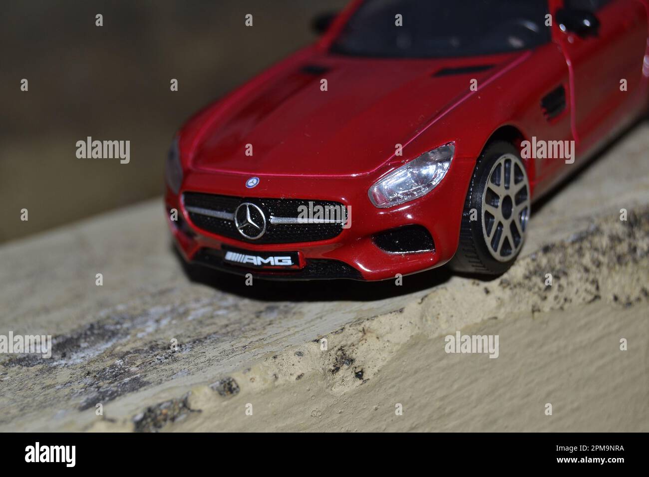 Élégante et stylée, cette Maisto Mercedes Benz à l'échelle 1:24 est un rêve devenu réalité pour les collectionneurs de voitures jouets. La couleur rouge vif s'affiche dans cette photo de gros plan. Banque D'Images