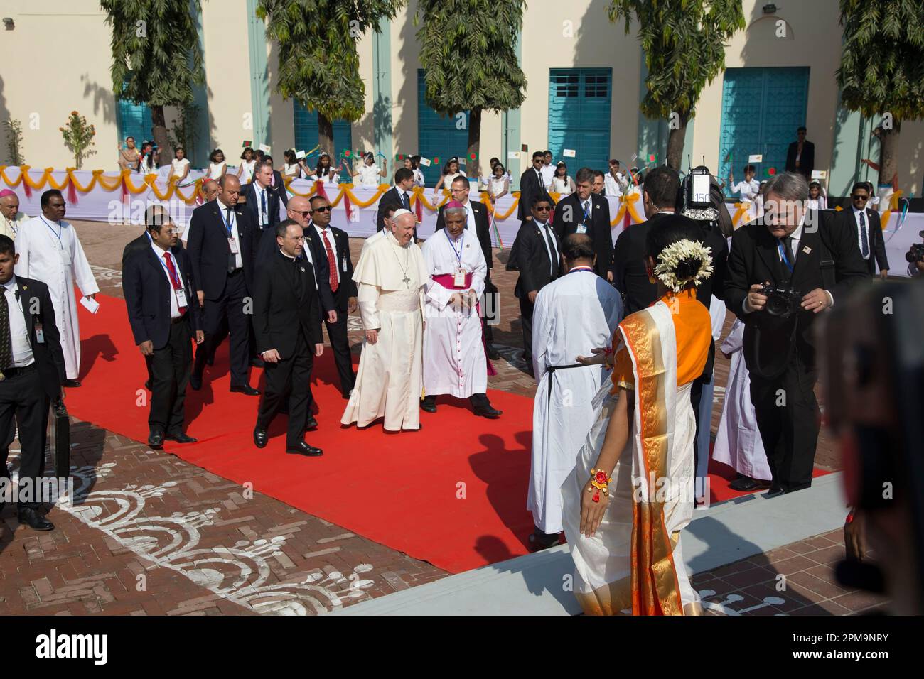 Le pape François arrive à l'église du Saint-Rosaire à Tejgaon à Dhaka au cours de sa visite de trois jours au Bangladesh. Photo: Ripon Abraham tolentinu Banque D'Images