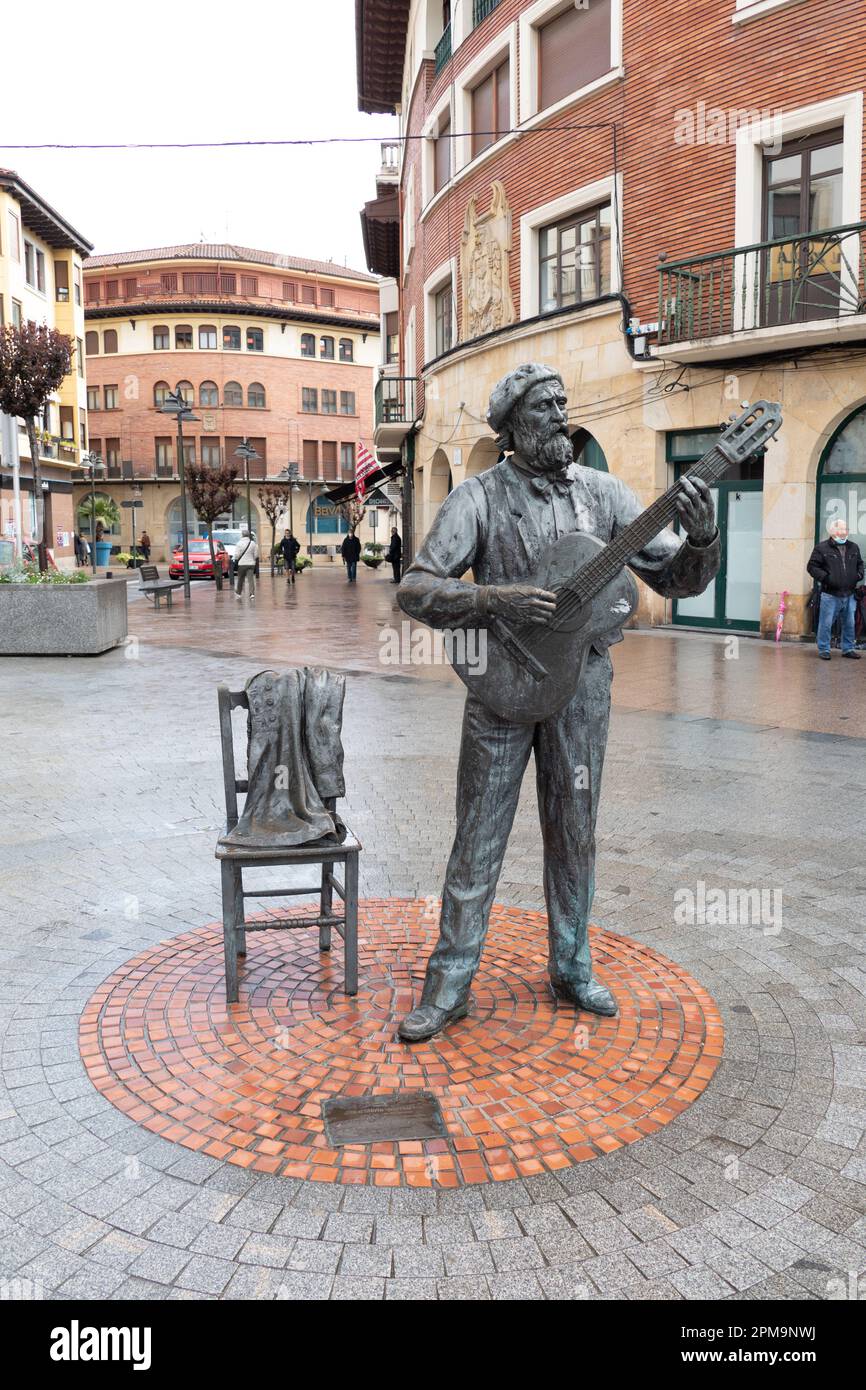 Guernica, Espagne - 9 avril 2022: Monument à José Maria Iparragirre, guitariste et auteur de l'hymne Gernikako Arbola, l'arbre de Gernika, Gernika L. Banque D'Images