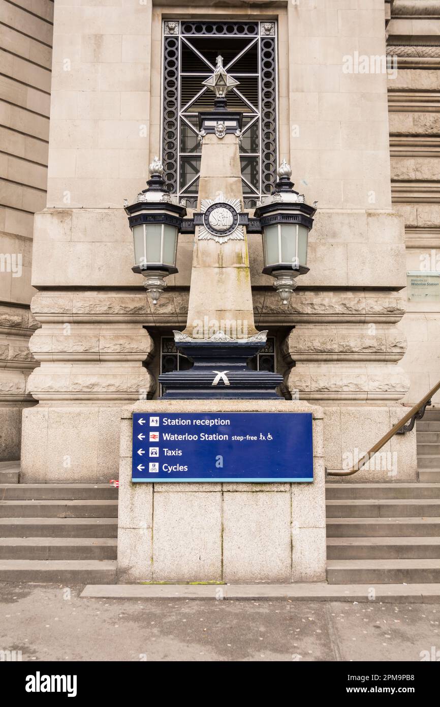 Gros plan d'un monument commémoratif aux hommes et femmes de service déchus de WW2 à l'extérieur de l'entrée de la gare de Waterloo, Waterloo, Londres, SE1, Angleterre, ROYAUME-UNI Banque D'Images
