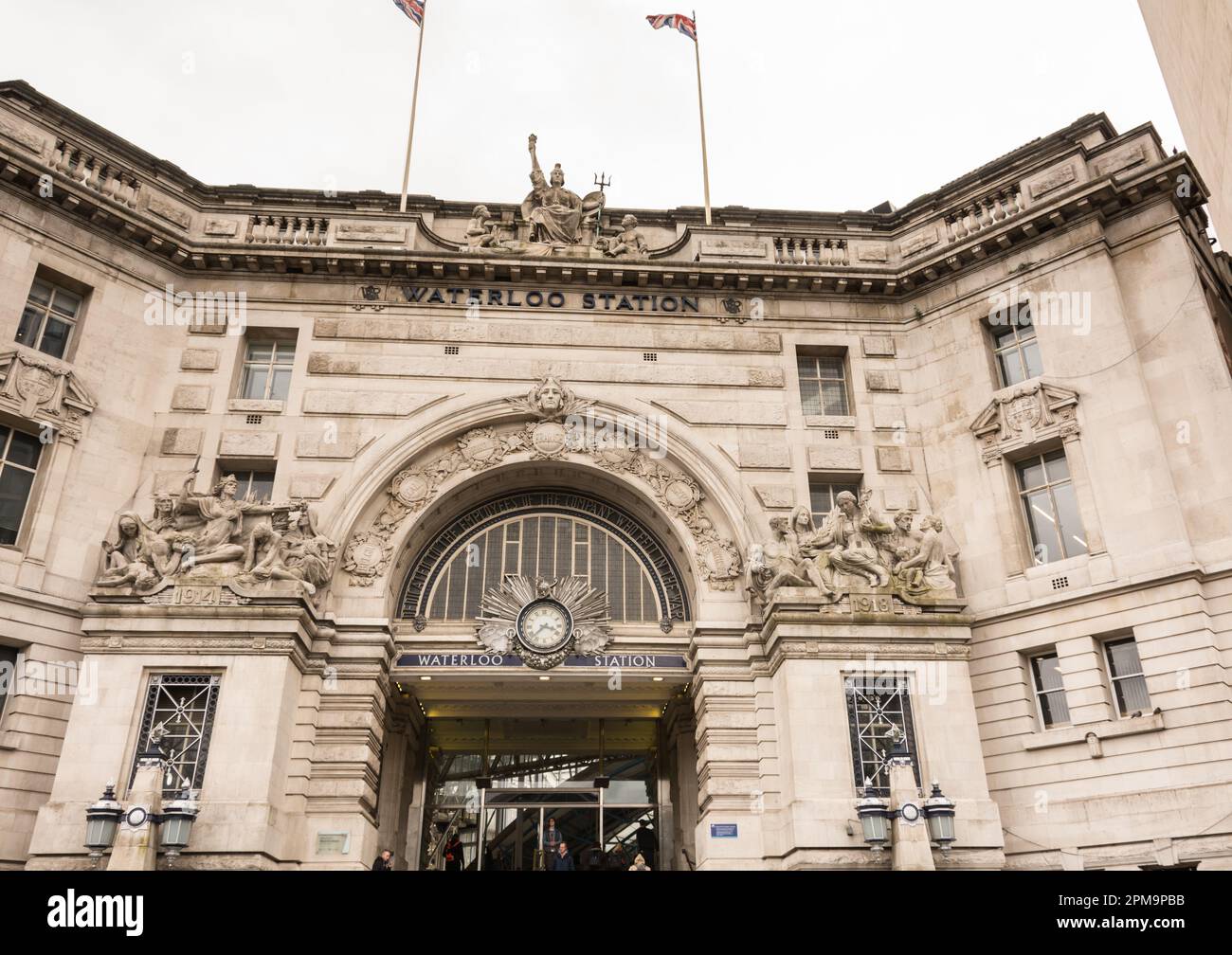 La façade et l'entrée de la gare de Waterloo, Waterloo, Londres, SE1, Angleterre, ROYAUME-UNI Banque D'Images