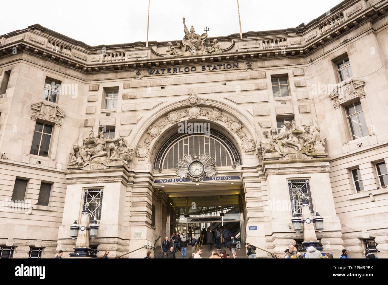 La façade et l'entrée de la gare de Waterloo, Waterloo, Londres, SE1, Angleterre, ROYAUME-UNI Banque D'Images