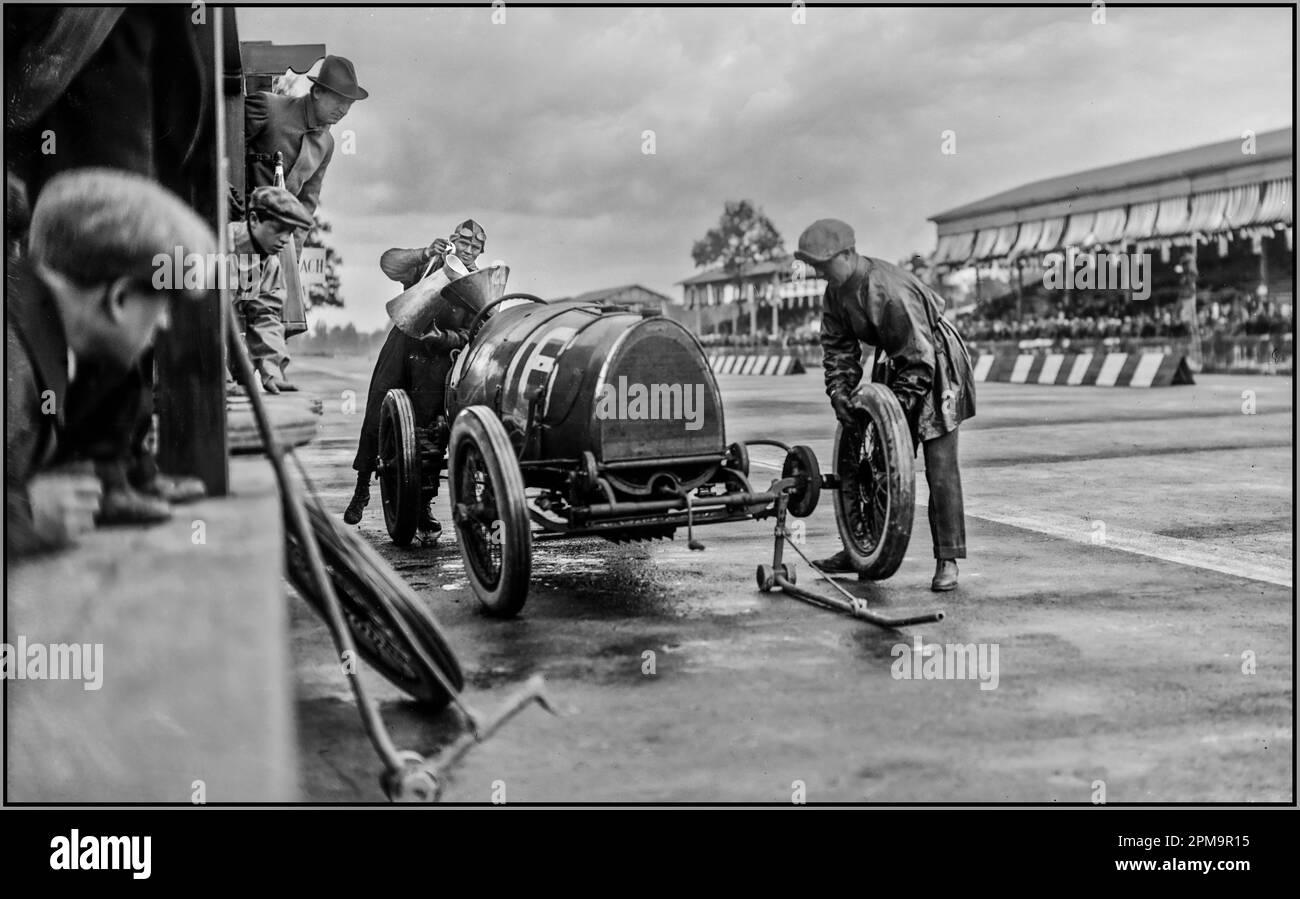 Vintage Motor Race avec Pierre de Vizcaya (Bugatti) au Grand Prix d'Italie 1922 dans les stands de carburant et d'huile. Bugatti de Pierre de Vizcaya termine deuxième, près d'une heure de retard sur date 10 septembre 1922 Banque D'Images