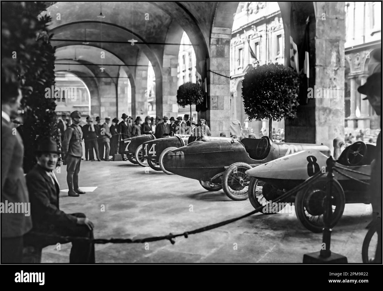 MONZA GRAND PRIX EXPOSE des voitures de course automobile exposées au premier Grand Prix d'Italie 1922 à Monza Italie date 10 septembre 1922 Banque D'Images