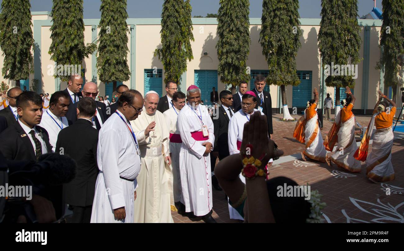 Le pape François arrive à l'église du Saint-Rosaire à Tejgaon à Dhaka au cours de sa visite de trois jours au Bangladesh. Photo: Ripon Abraham tolentinu Banque D'Images