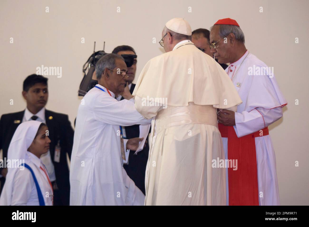 Le pape François arrive à l'église du Saint-Rosaire à Tejgaon à Dhaka au cours de sa visite de trois jours au Bangladesh. Photo: Ripon Abraham tolentinu Banque D'Images