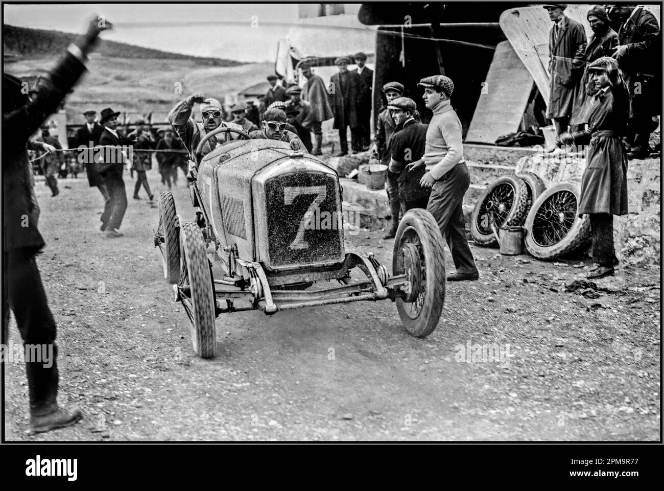 Millésime 1922 Grand Prix André Boillot franchissant la ligne en premier à la course automobile Coppa Florio 1922 dans sa Peugeot 174 S Italie les 268,43 miles Coppa Florio ont eu lieu le 19 novembre 1922 Sicile Banque D'Images