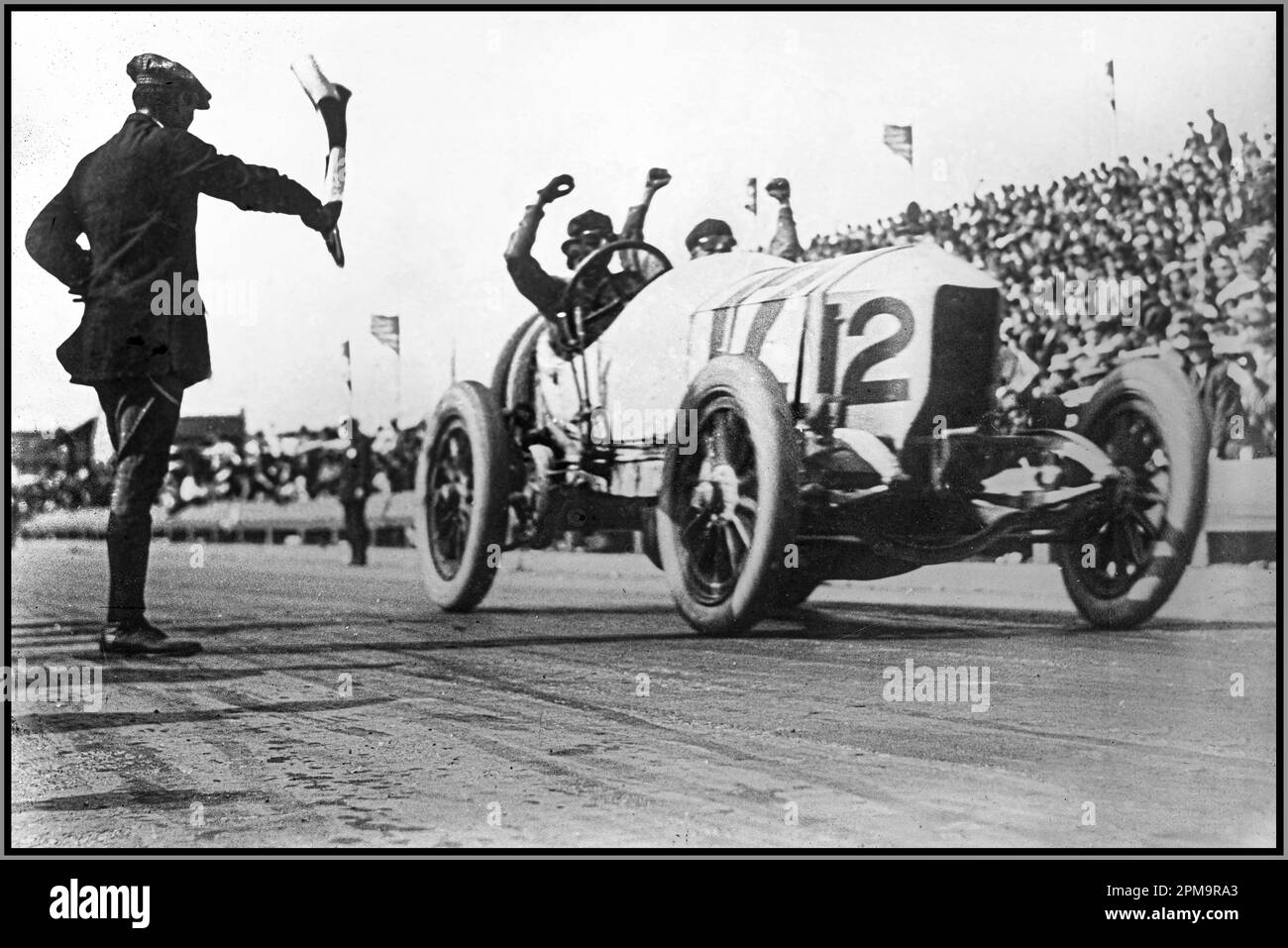 1914 Vanderbilt Cup Ralph de Palma gagnant dans une Mercedes son mécanicien avec lui alors qu'il franchissait la ligne d'arrivée.Santa Monica, CA. ÉTATS-UNIS Banque D'Images