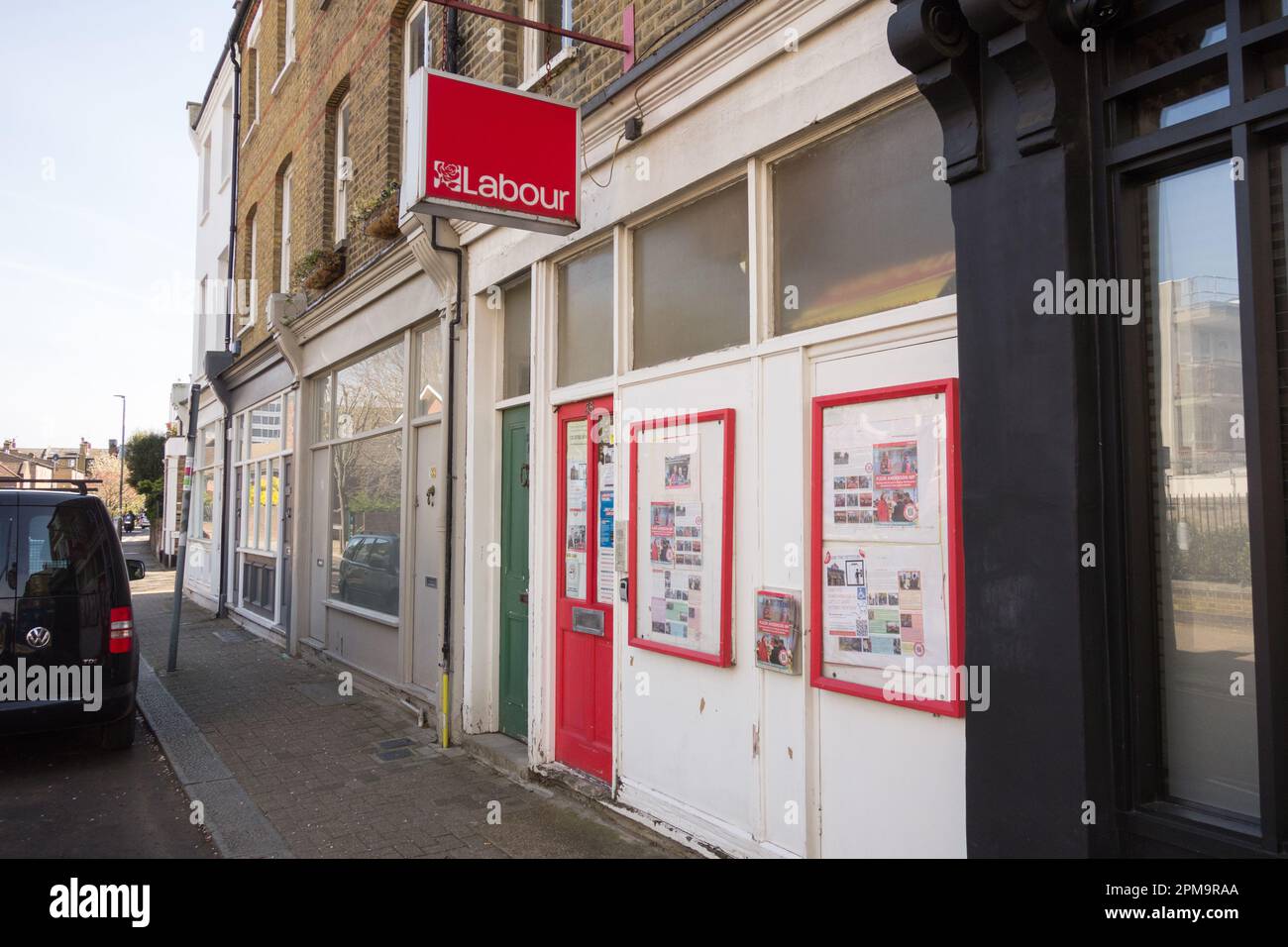 Signalisation à l'extérieur du quartier général du Parti travailliste de Putney, Felsham Road, Londres, SW15, Angleterre, ROYAUME-UNI Banque D'Images