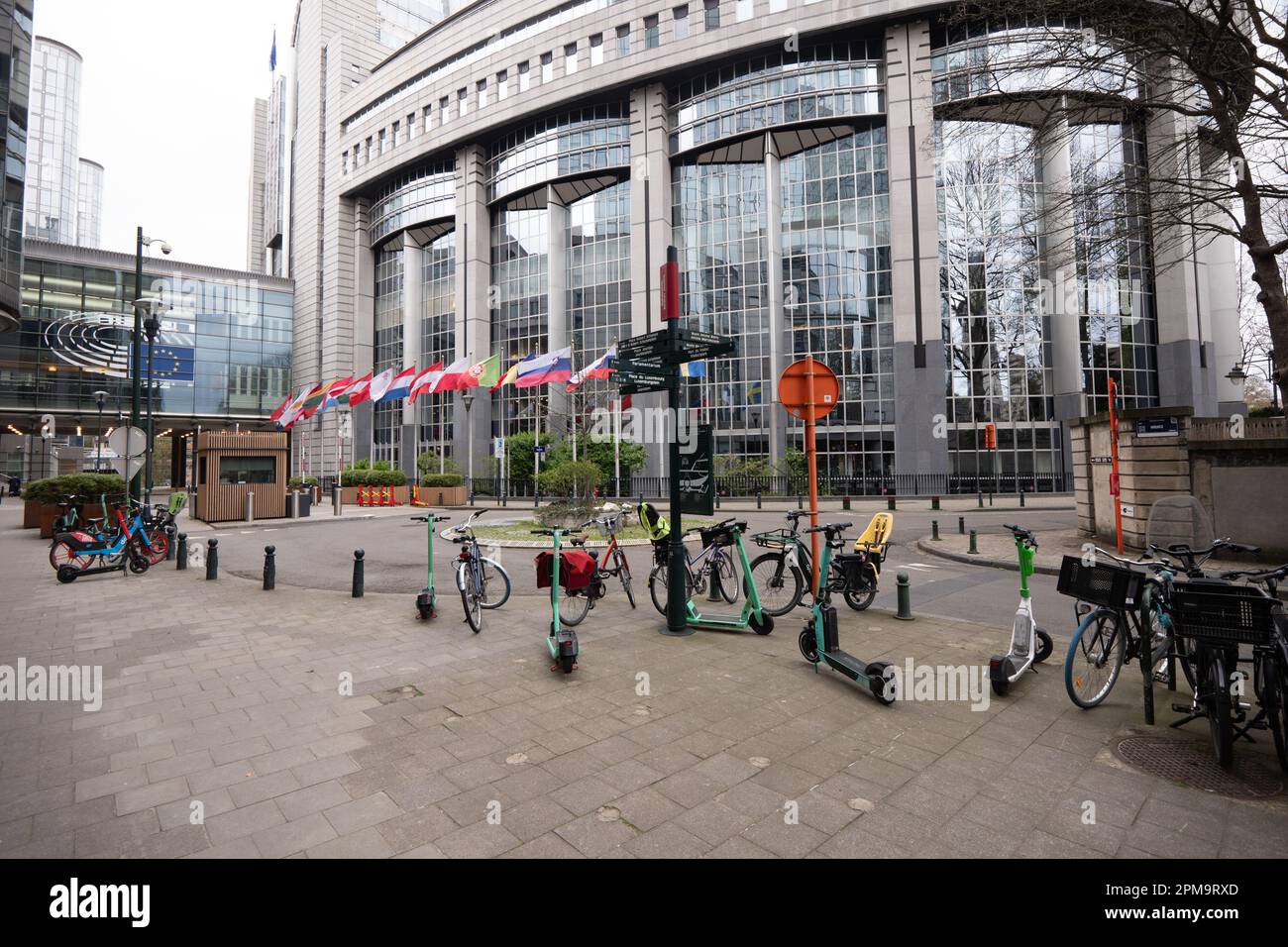 Trottinettes électriques garées à l'extérieur du bâtiment du Parlement européen, abritant le Parlement européen, une chambre législative de l'Union européenne (UE). B Banque D'Images