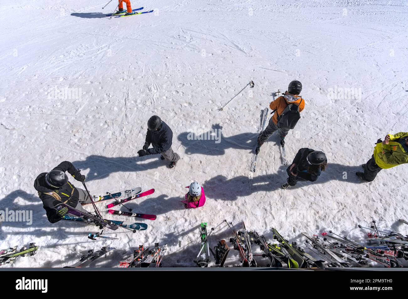 Groupe de skieurs se prépare à descendre aux Diablerets dans les Alpes suisses Banque D'Images