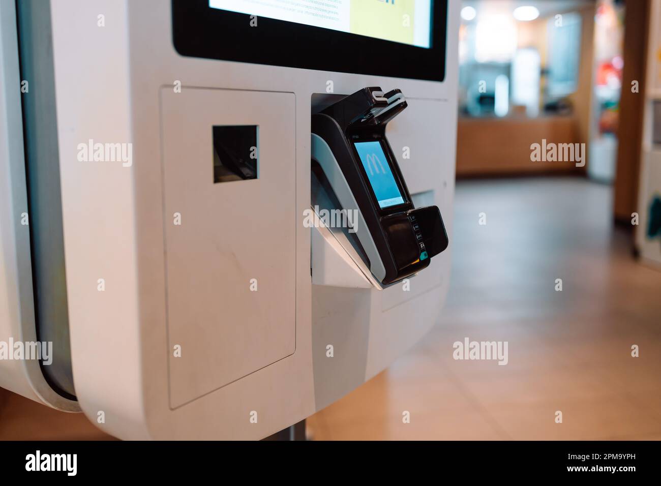 Valence, Espagne 16 octobre 2022: McDonalds fast food système de machine auto-commande et de paiement intérieur. Banque D'Images