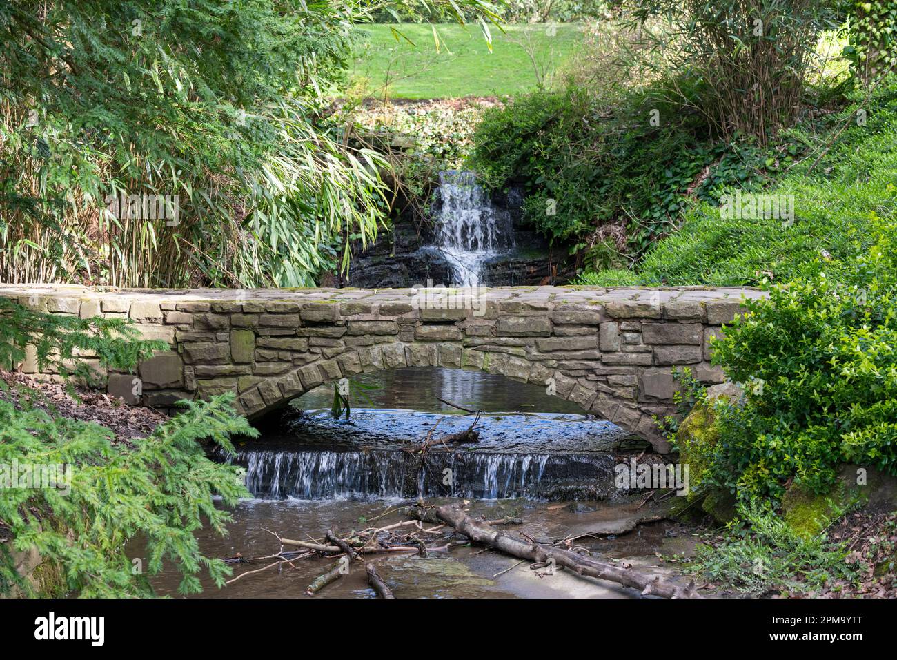 Cours d'eau avec des cascades qui s'écoulent à travers Howard Park dans la ville de Glossop, dans le nord du Derbyshire, en Angleterre. Banque D'Images