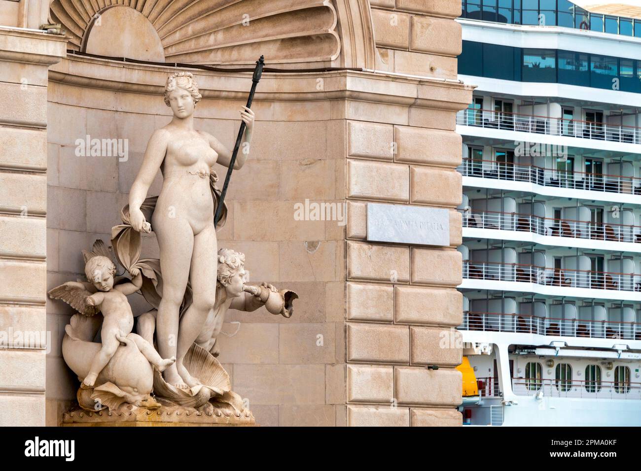 Statue sur la façade du Palazzo del Lloyd Triestino avec un bateau de croisière en arrière-plan, Trieste, Italie Banque D'Images