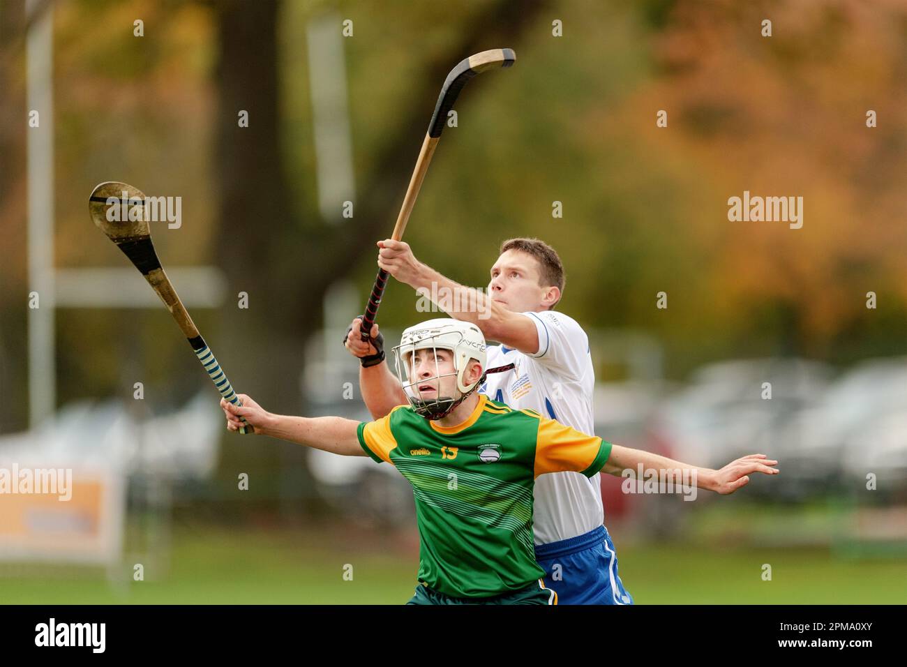 Marine Harvest Scotland / Irlande shinty hurling international, joué au Bught, Inverness. Des règles combinées de shinty et de hurling s'appliquent. Banque D'Images