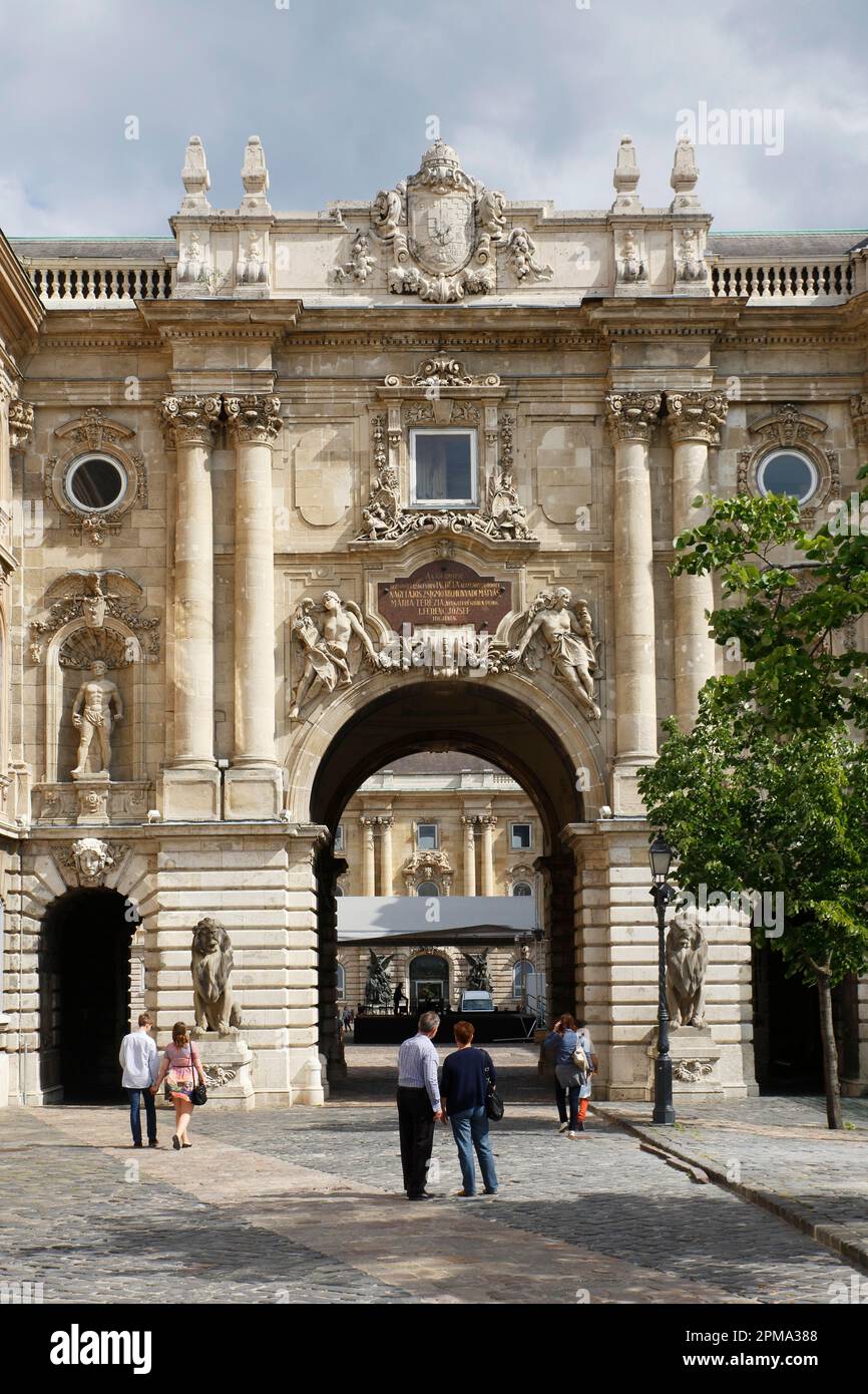 Porte du Lion, passage au Musée d'Histoire, Palais du Château, quartier du Château, Buda, Budapest, Hongrie Banque D'Images