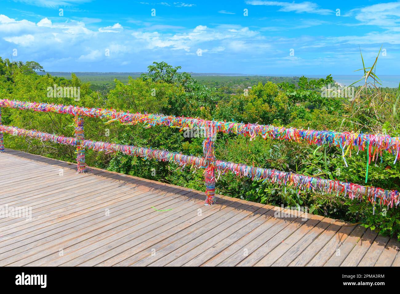 Rubans colorés de Nossa Senhora d'Ajuda au Belvédère d'Arraial d'Ajuda, Porto Seguro - Bahia. Banque D'Images