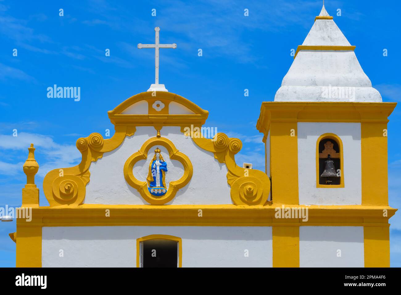 Arraial d'Ajuda, quartier de Porto Seguro, BA, Brésil - 04 janvier 2023 : détails de l'église mère de Nossa Senhora d'Ajuda au centre historique d'Arr Banque D'Images