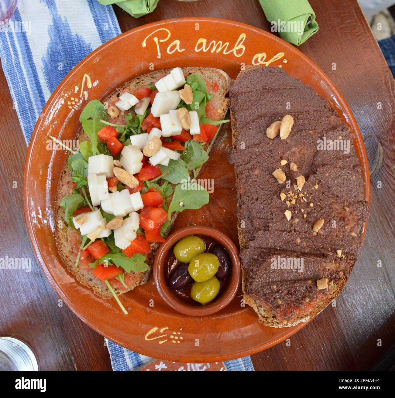 Pâte d'olive, pâté olivada, pain, assiette, fromage Banque D'Images