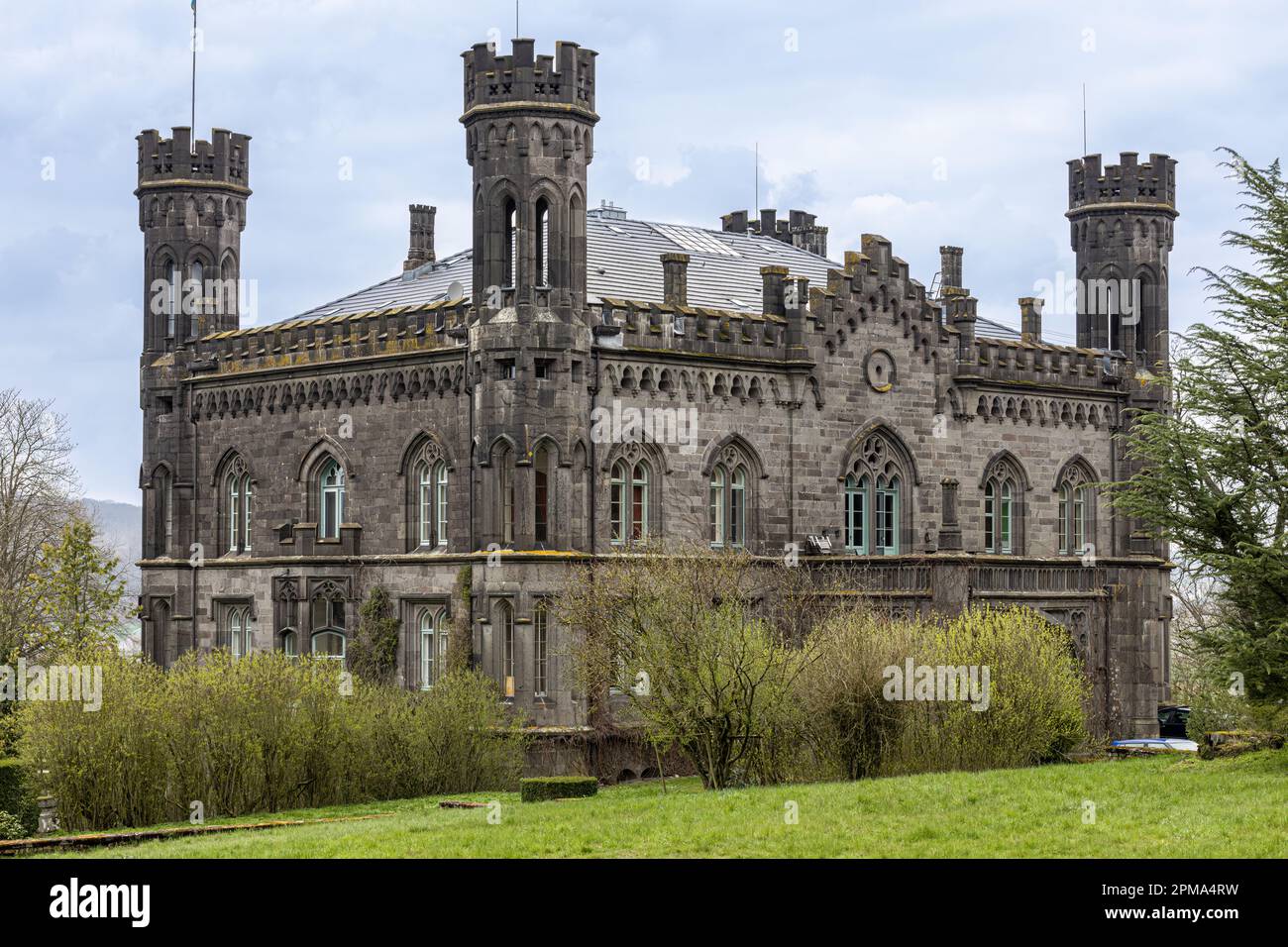 Château de Friedelhausen, construit de 1852 à 1856 dans le style anglais néo-gothique Tudor, près des villes de Staufenberg et de Lolar, Hesse, Allemagne, vue du public Banque D'Images