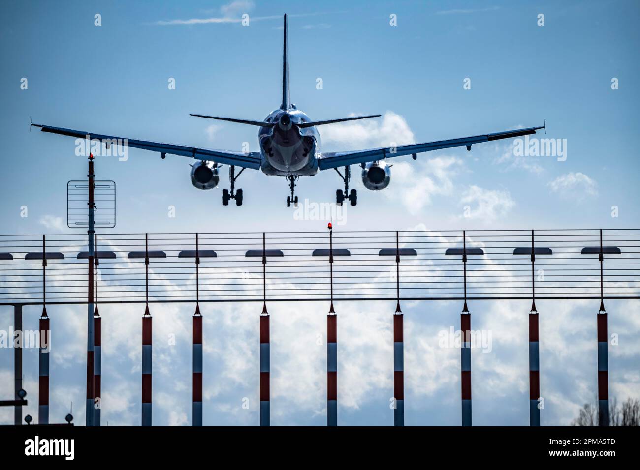 Aéroport international de Düsseldorf, DUS, éclairage de piste, aide à l'approche de piste 05R/23L, avion en approche, Banque D'Images