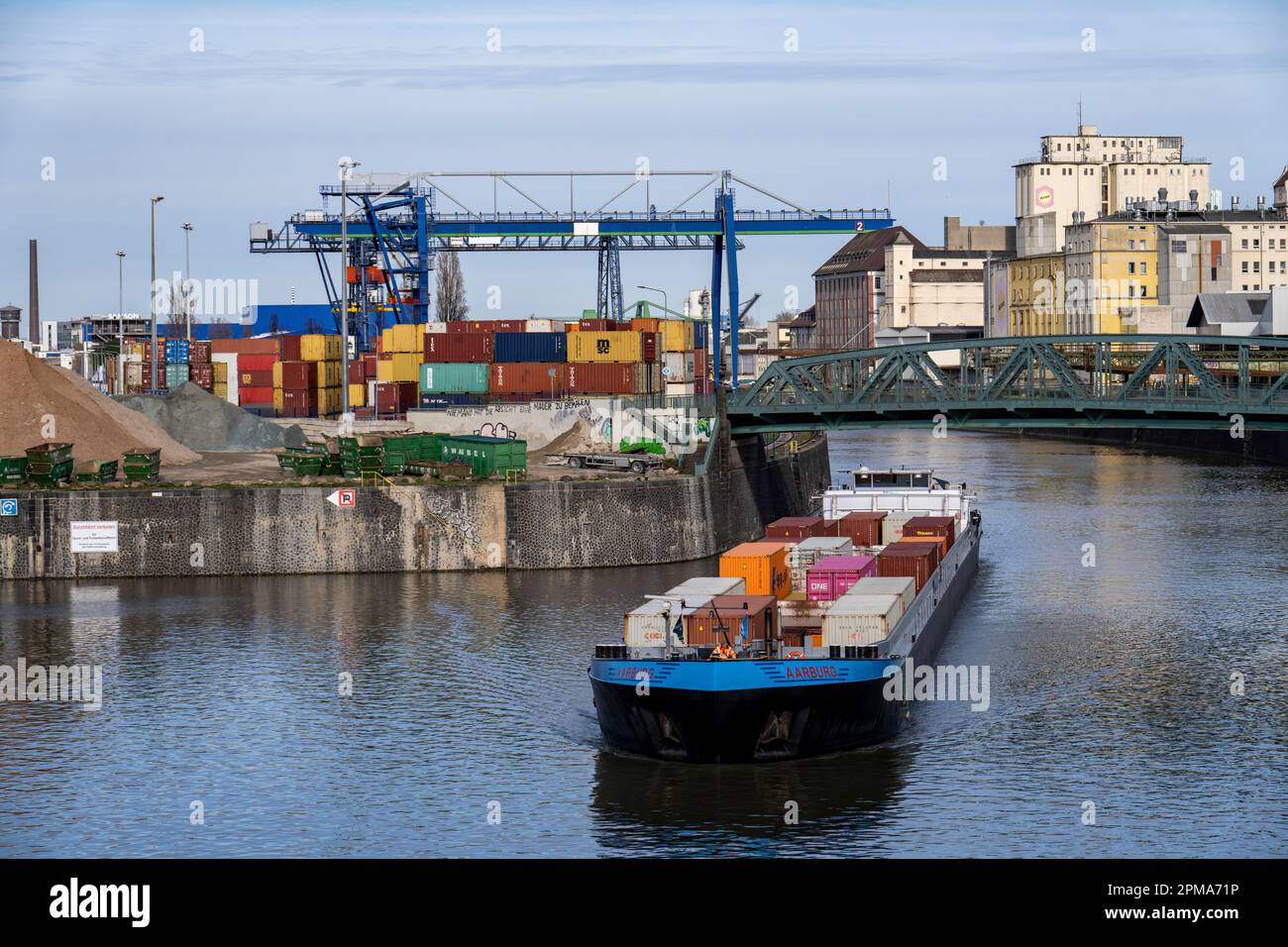 Le cargo pour conteneurs Aarburg, qui quitte le terminal des conteneurs à Osthafen de Francfort, appartient à Contargo Rhein-main GmbH, Hesse, Allemagne, Banque D'Images