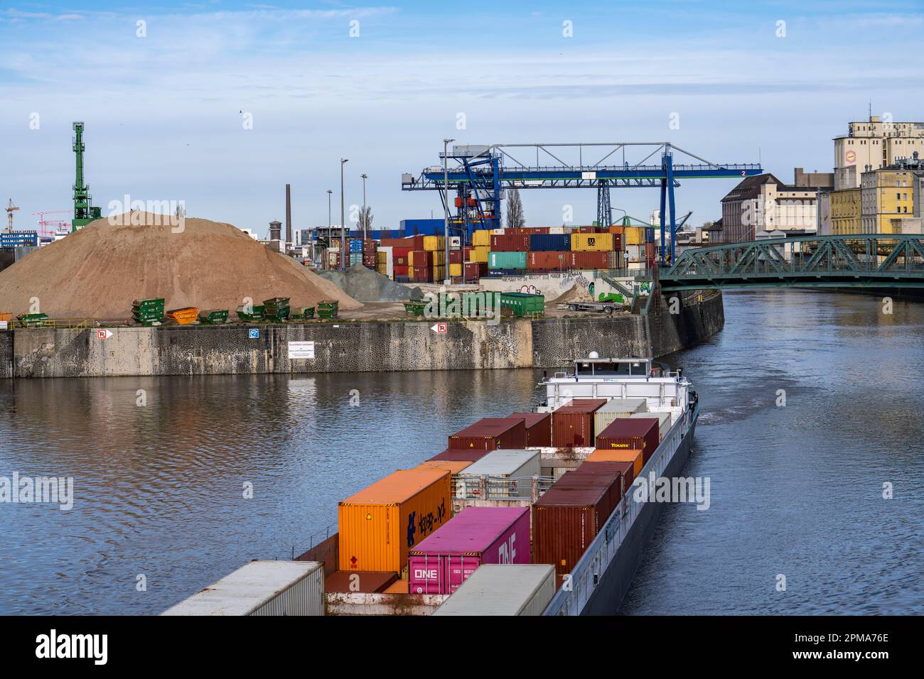 Le cargo pour conteneurs Aarburg, qui quitte le terminal des conteneurs à Osthafen de Francfort, appartient à Contargo Rhein-main GmbH, Hesse, Allemagne, Banque D'Images
