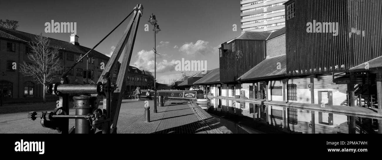 Des barques à la truelle amarrées dans le bassin du canal sur le canal de Coventry, Coventry City, Warwickshire, Angleterre, Royaume-Uni Banque D'Images