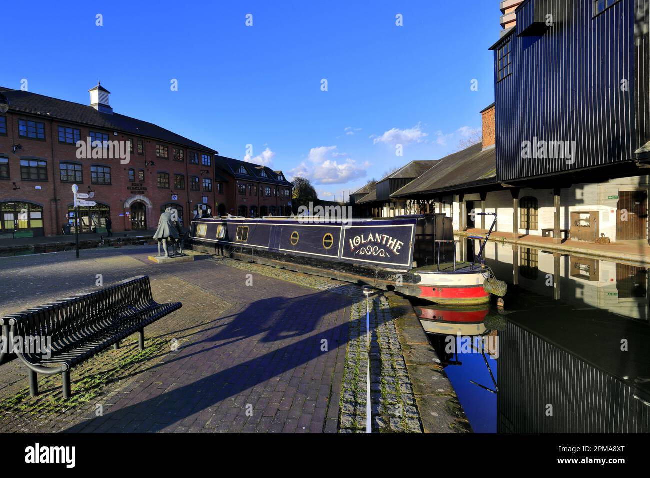 Des barques à la truelle amarrées dans le bassin du canal sur le canal de Coventry, Coventry City, Warwickshire, Angleterre, Royaume-Uni Banque D'Images