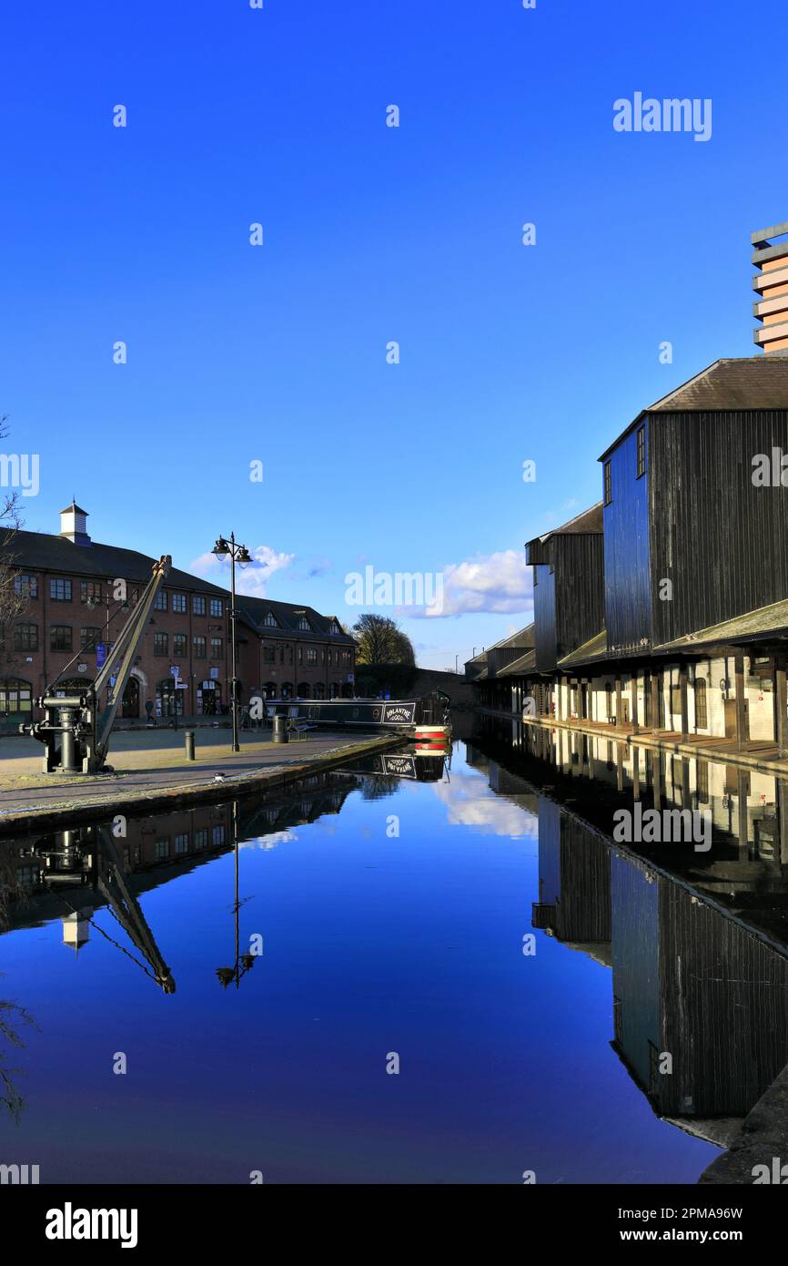 Des barques à la truelle amarrées dans le bassin du canal sur le canal de Coventry, Coventry City, Warwickshire, Angleterre, Royaume-Uni Banque D'Images