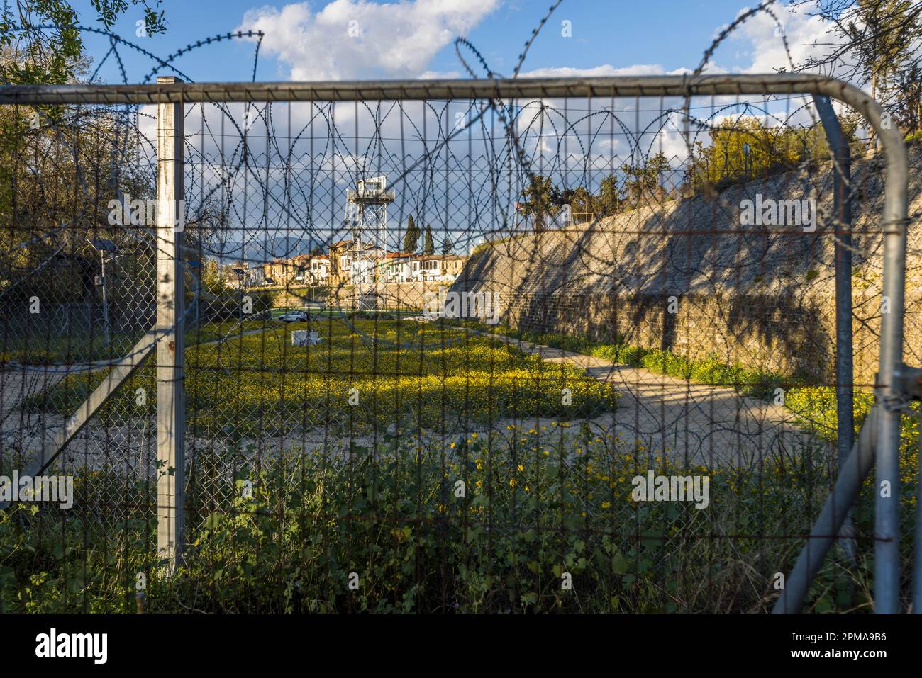 Vue depuis le sud de Nicosie jusqu'à la zone tampon avec tour de guet de l'ONU. Sur les parties droite du mur vénitien, municipalité de Nicosie, Chypre Banque D'Images