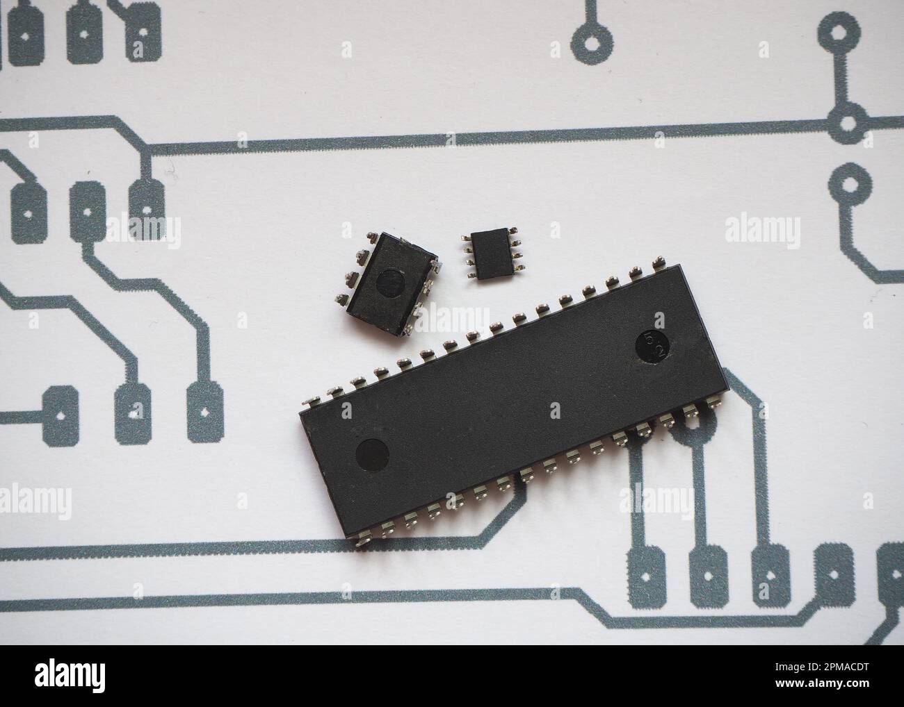 Circuits intégrés et micropuce sur fond de schéma électronique. Banque D'Images