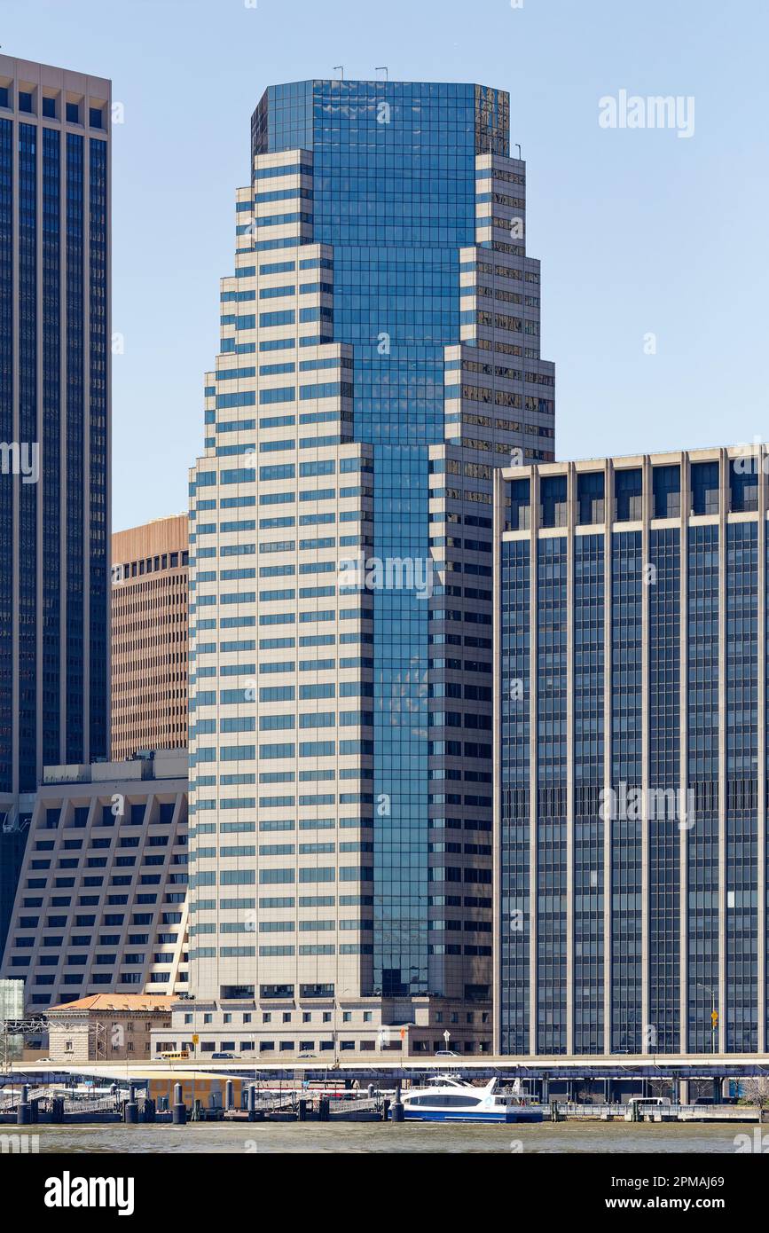 NYC Financial District : les coins chanfreinés en verre du 32 Old Slip se dilatent vers le haut jusqu'à ce que le plan d'étage soit un carré tourné à 45 degrés de la base. Banque D'Images