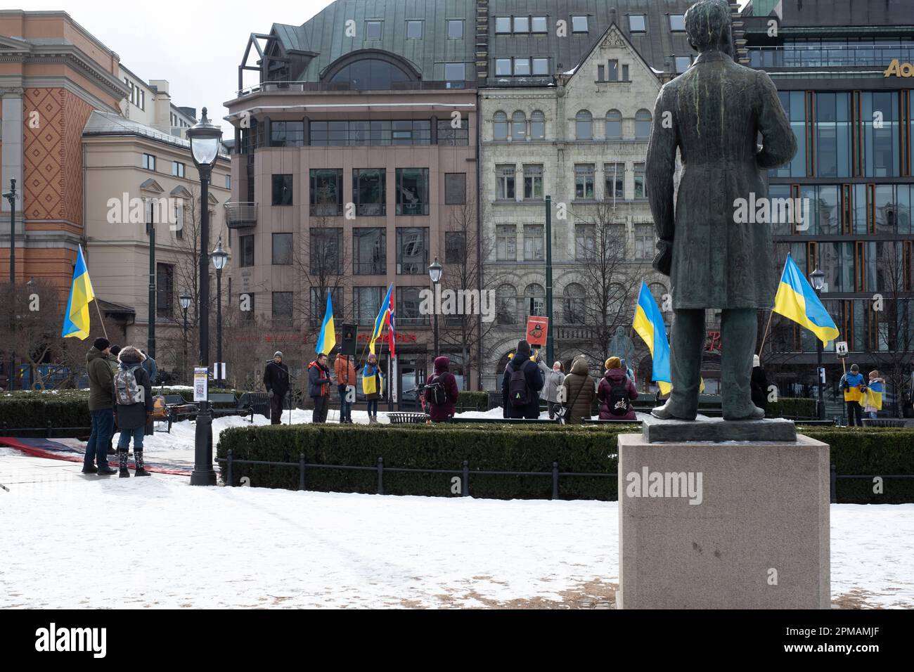 Oslo, Norvège - 11 mars 2023: Manifestation devant le Parlement norvégien contre la guerre en Ukraine. Banner dit: "La Russie-terroriste doit être démilitarari Banque D'Images