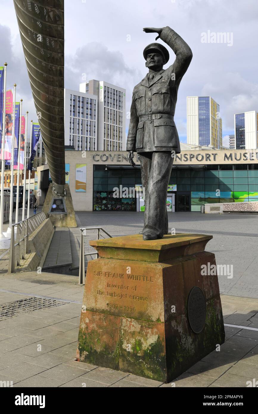 La statue de Sir Frank Whittle, place du millénaire, Coventry City, West Midlands, Angleterre, ROYAUME-UNI Banque D'Images
