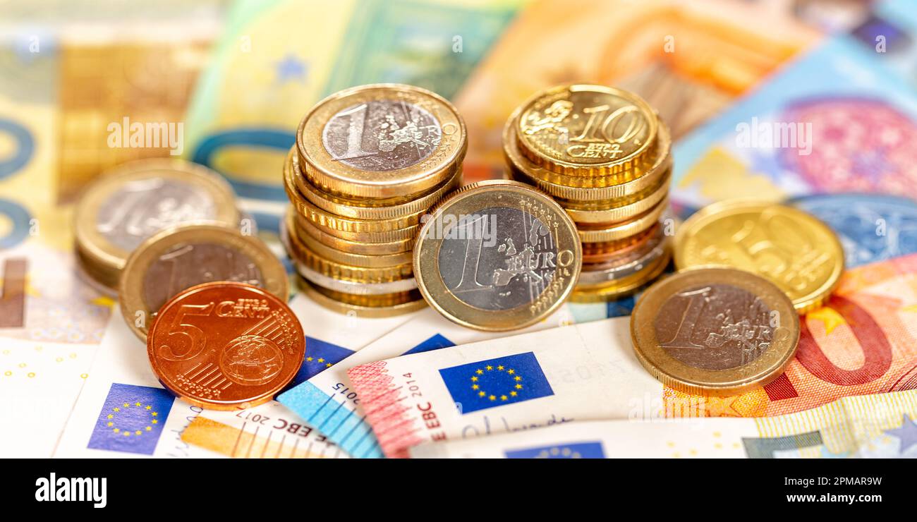 Pièces en euros billets de banque facture économiser de l'argent payer finances billets de banque billets de banque bannière riche Banque D'Images