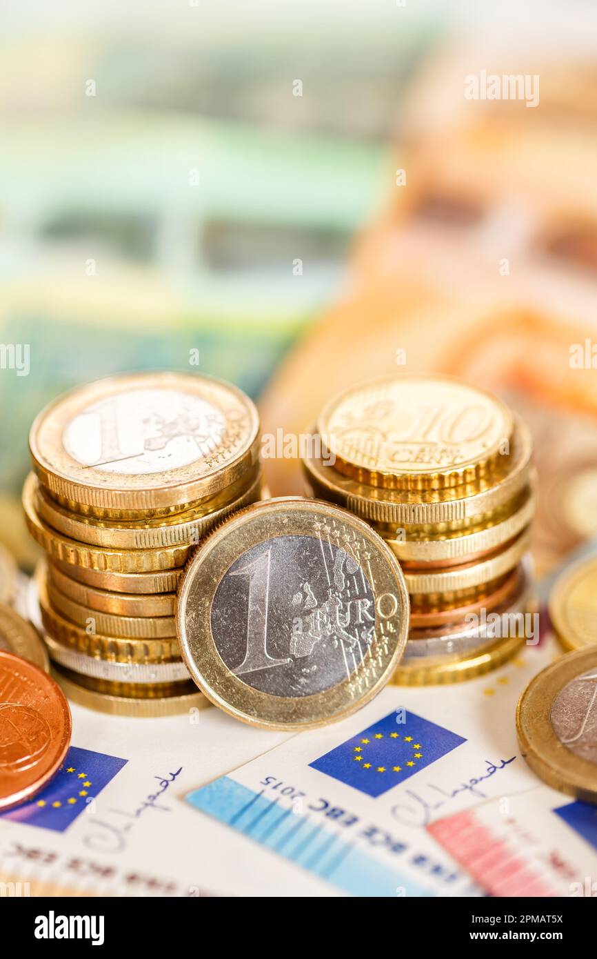 Pièces en euros billets de banque facture économiser de l'argent payer finances billets de banque billets format portrait riche Banque D'Images