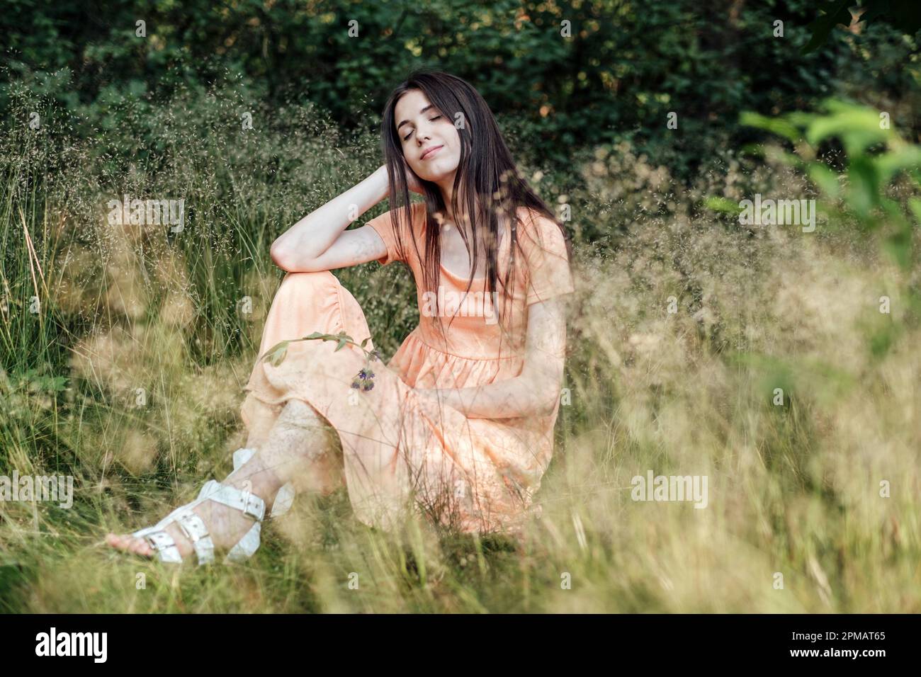 Moyens de se déconnecter de la technologie et d'être présent. Se retirer de la technologie et vivre une vie plus consciente. Portrait extérieur de la jeune femme appréciant Banque D'Images