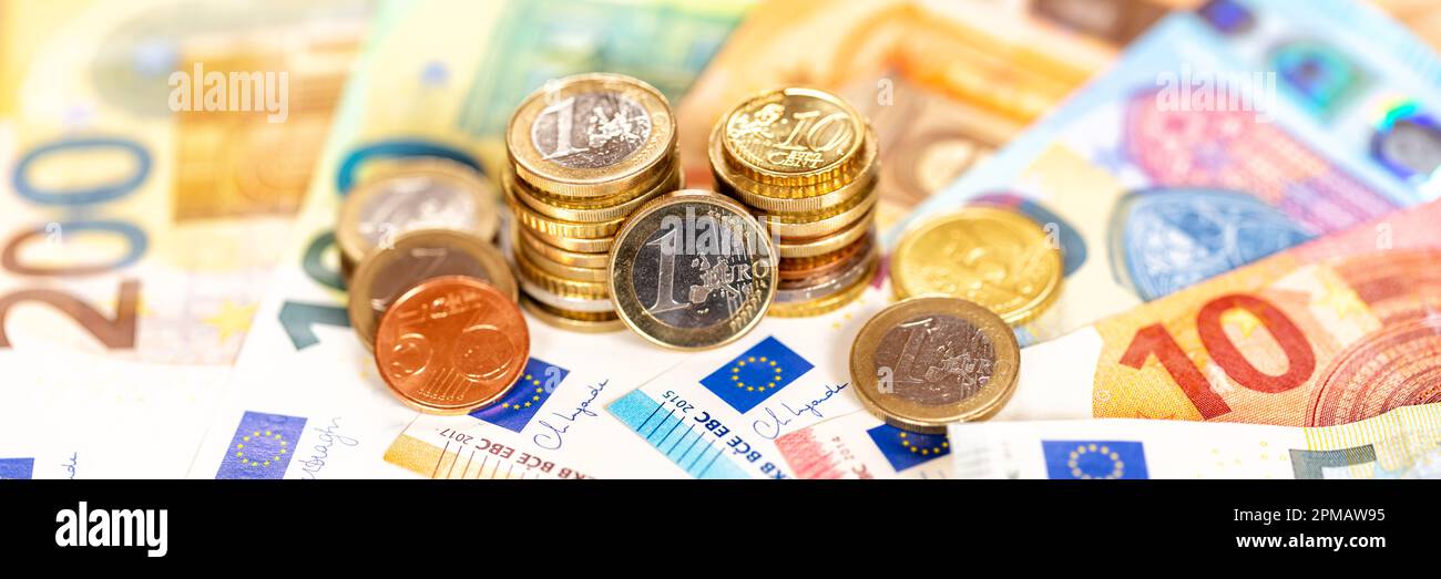 Pièces en euros billets de banque facture économiser de l'argent payer finances billets de banque billets panorama riche Banque D'Images