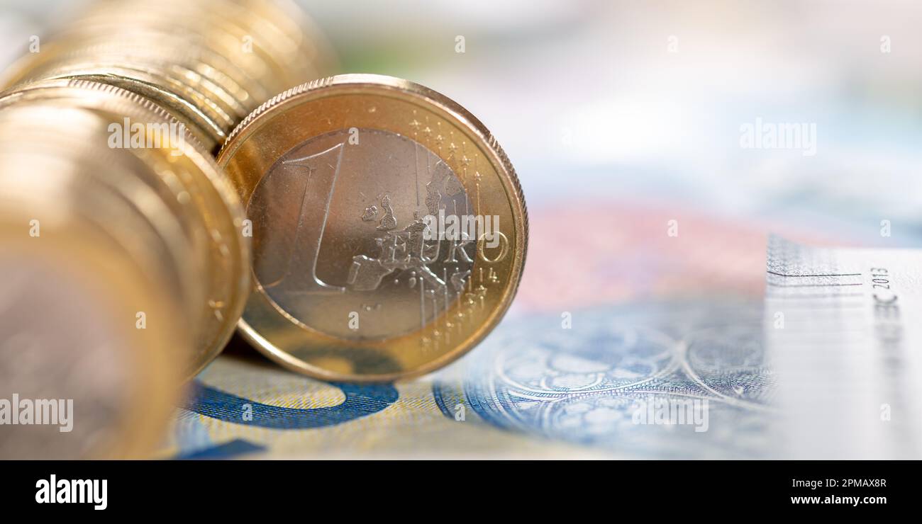 Une pièce d'argent Euro économiser payer payer finances avec copyspace copier bannière riche Banque D'Images