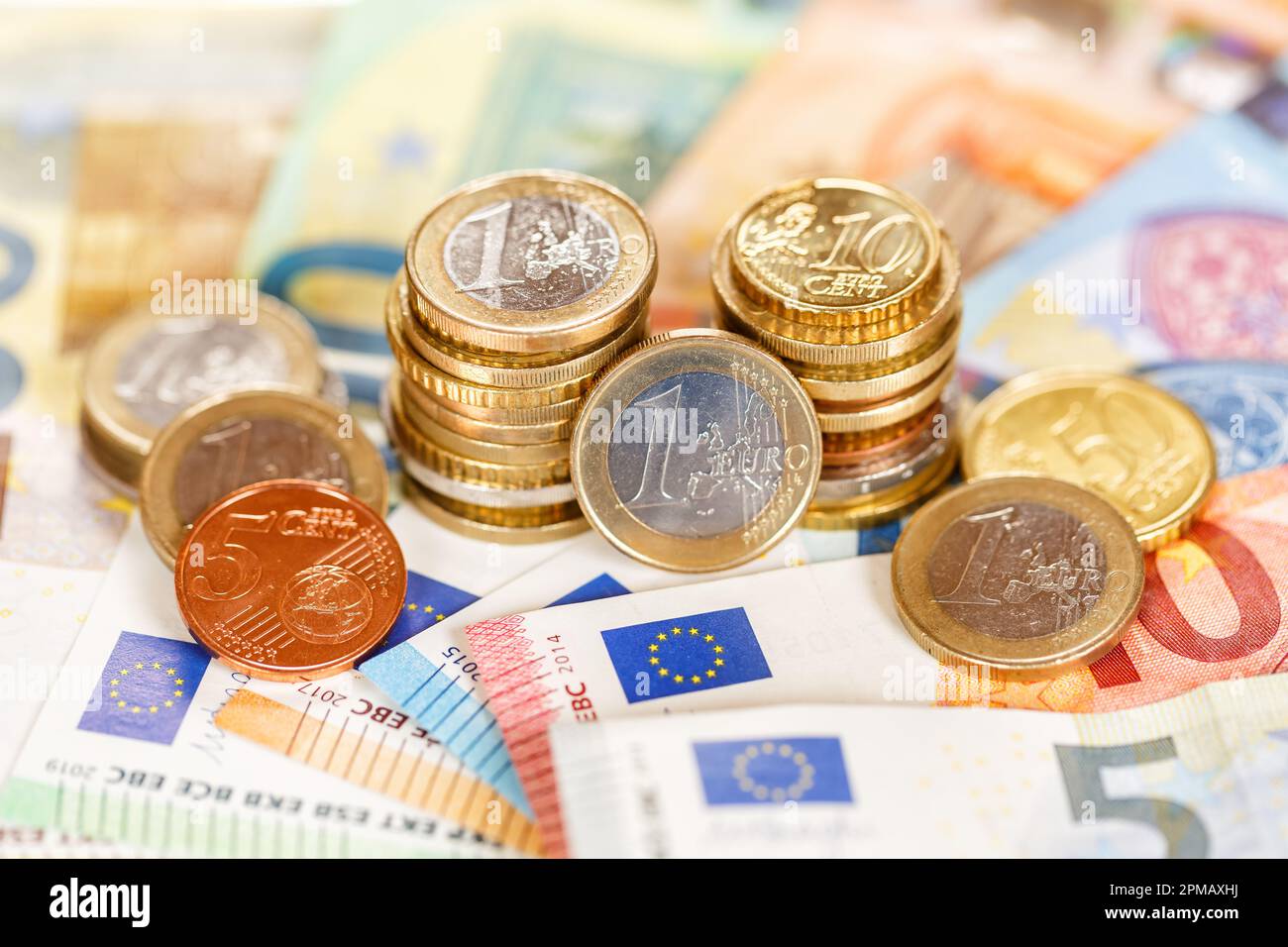 Pièces en euros billets de banque facture économiser de l'argent payer finances billets de banque notes de banque riches Banque D'Images