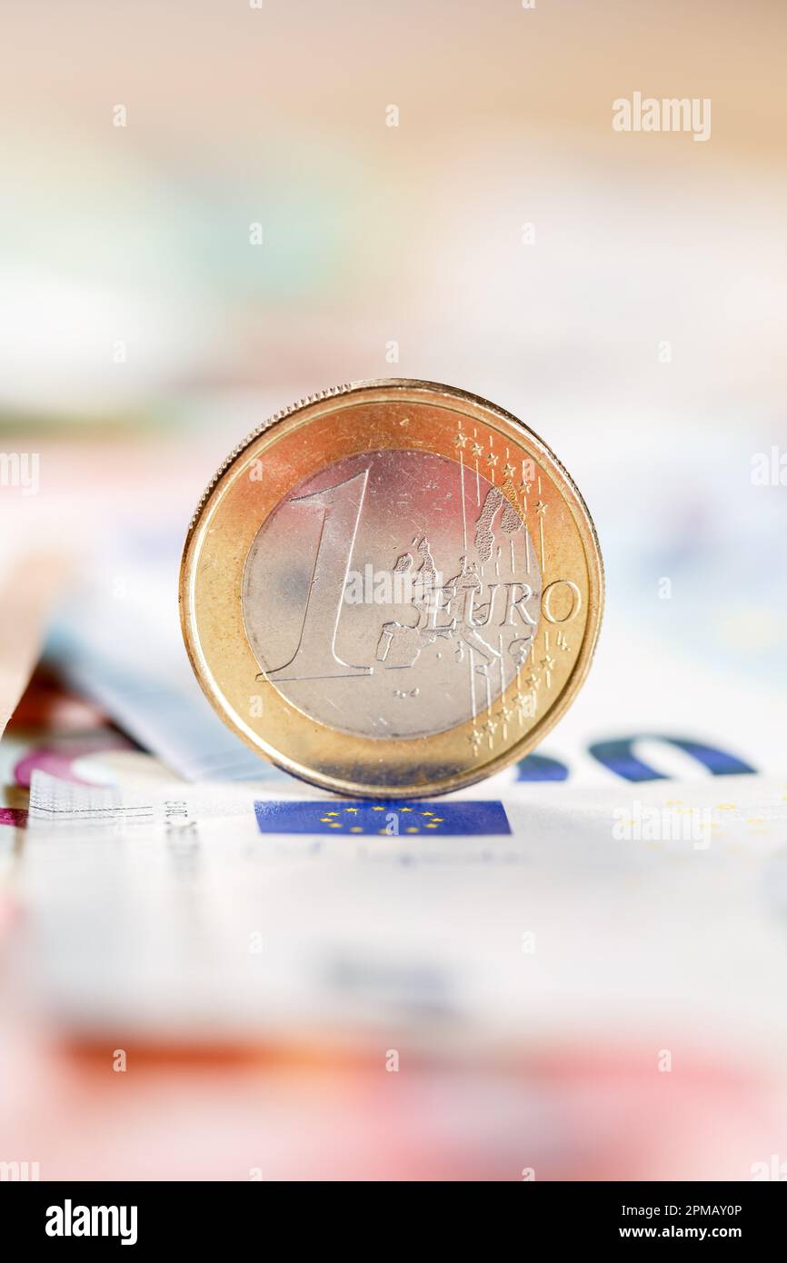 Une pièce d'euro argent économiser payer payer finances format portrait avec copyspace copie riche Banque D'Images