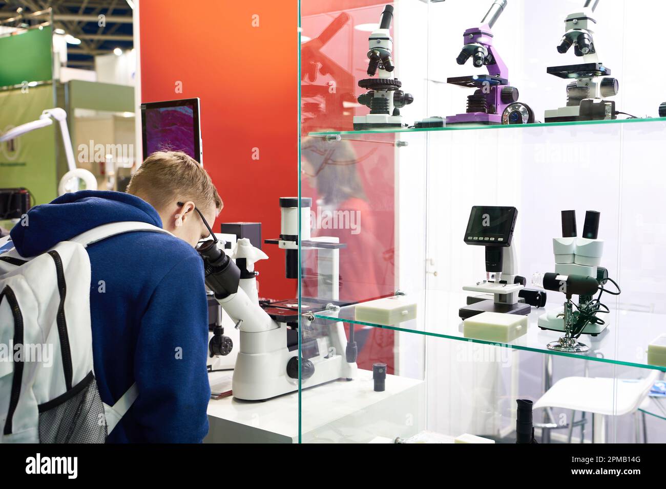 Homme et microscopes à une exposition Banque D'Images