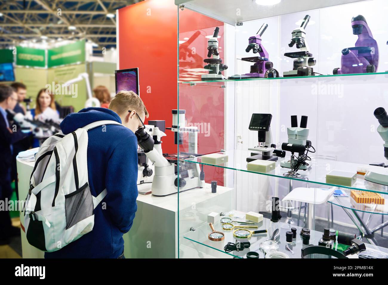 Personnes et microscopes à une exposition Banque D'Images
