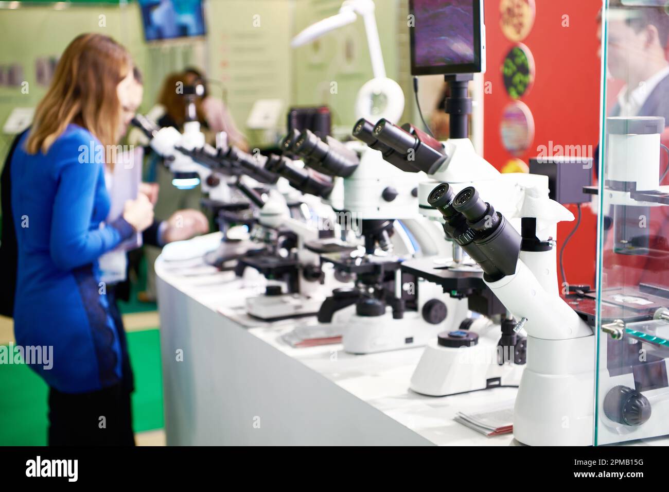 Personnes et microscopes à une exposition Banque D'Images